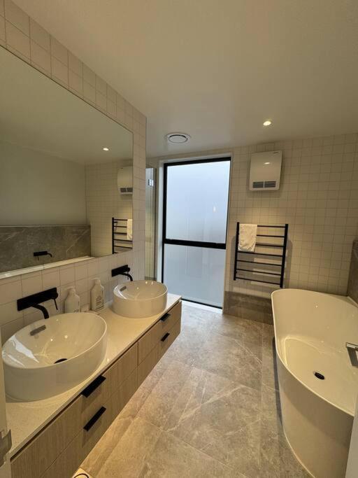 Апартаменты Black-Luxe Living In The Heart Of City Крайстчёрч Экстерьер фото